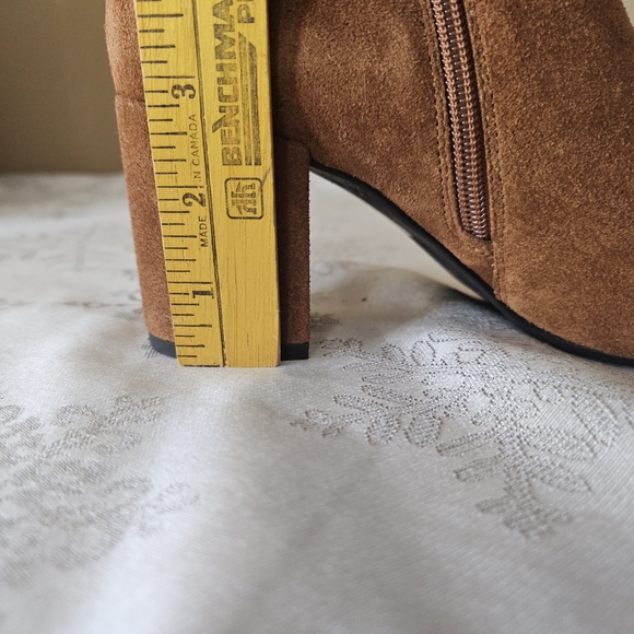 Le Chateau Ankle Boots Cognac Suede NWT Style Y076 Sz 8 - Picture 13 of 15